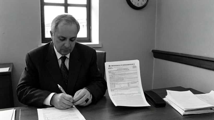 Avocat suisse examinant une ordonnance pénale dans son bureau à Genève avec l'urgence du délai de 10 jours