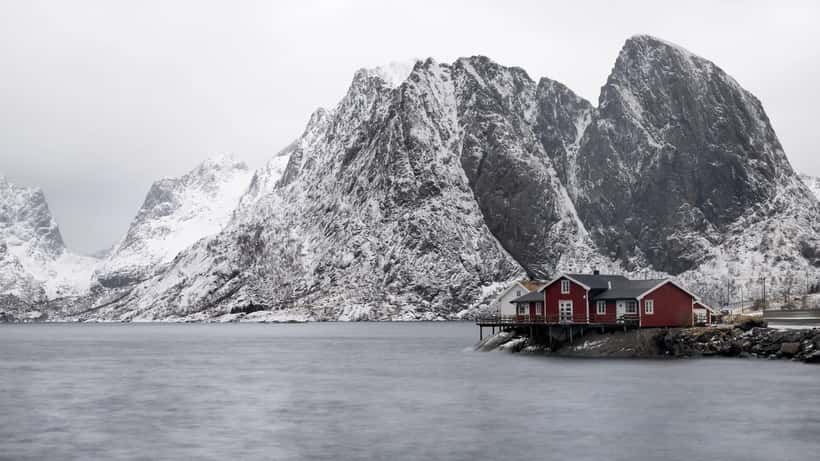 Rød norsk hytte i Lofoten – symboliserer fjellhyttedrømmen og hytterenovering i Norge 2026