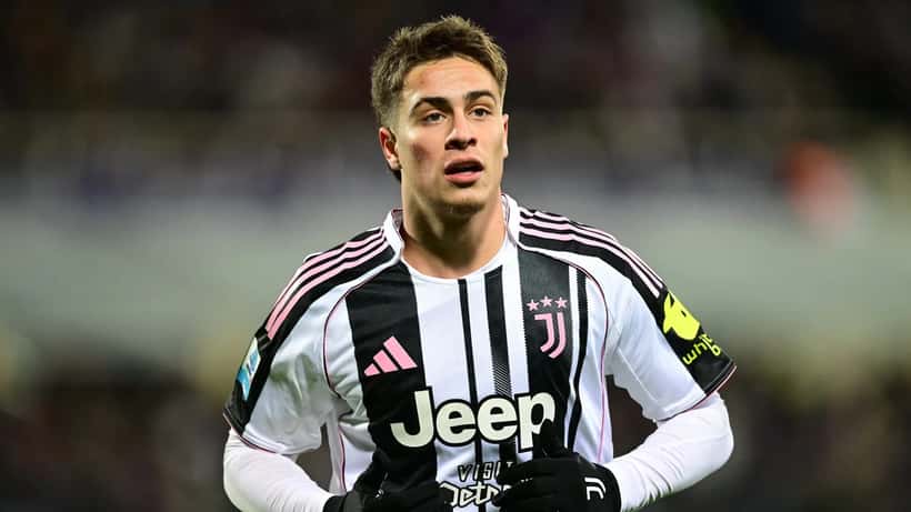 Kenan Yıldız im Juventus-Trikot beim Training