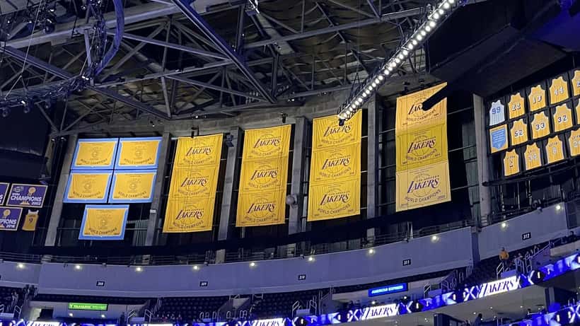 Striscioni dei campionati Lakers nell'arena NBA, simbolo del valore economico del basket americano