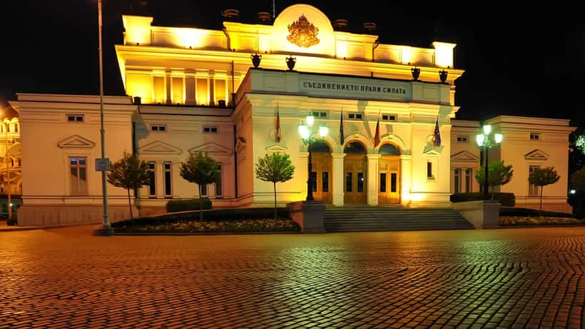 Bulgariens parlament i Sofia set fra gaden med flag og søjler