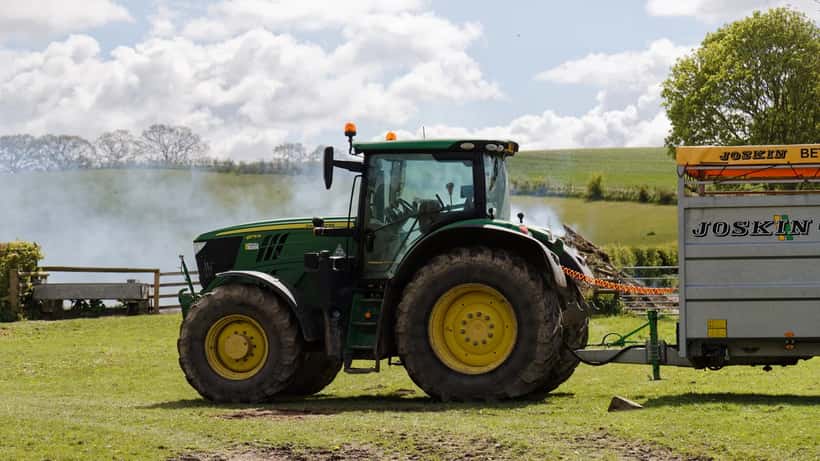 Tractor John Deere 6175R en un campo agrícola durante la siembra