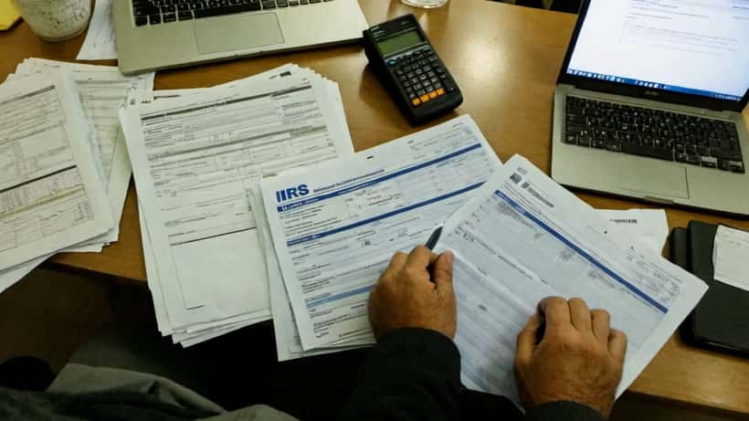 Contabilista a rever declaração de IRS 2026 em Portugal