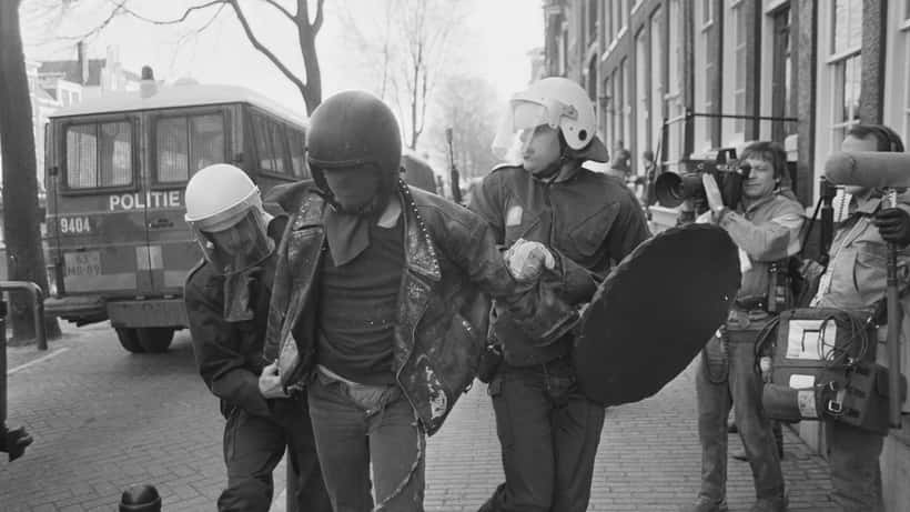 Nederlandse politieagenten voeren arrestatie uit in Amsterdam