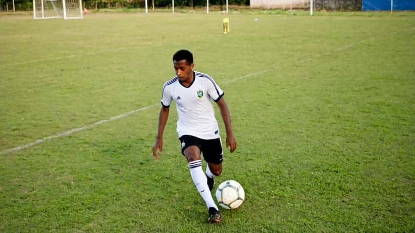 Atacante brasileiro em treino no campo, mostrando foco e determinação — saúde mental no esporte profissional