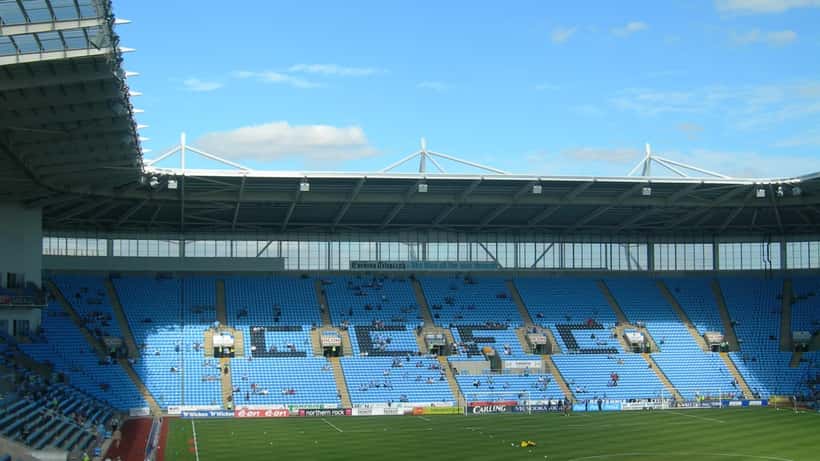 Ricoh Arena, Coventry City Football Clubs hjemmebane, med tribuner og gressbane