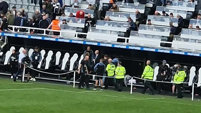 Fotbollsspelare i närkamp under en Premier League-match