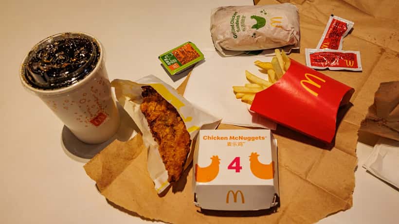 Femme consultant un avocat spécialisé en droit de la consommation pour un litige lié à la hausse des prix McDonald's