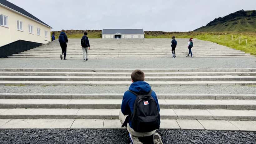 Unglingur situr einsamall á skólagörðinum í Reykjavík