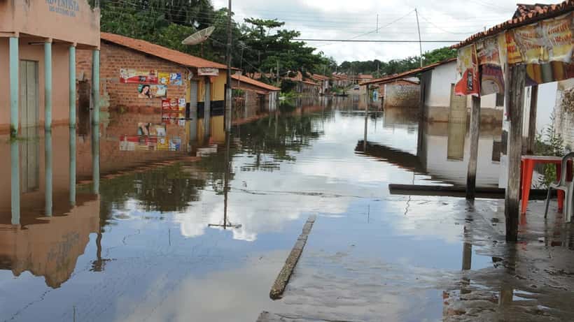 Enchente em Itapecuru Mirim, Maranhão — ruas alagadas com residências parcialmente submersas