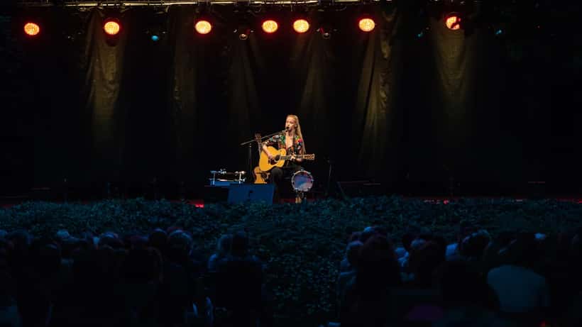 Tina Dickow på scenen ved en liveoptræden, 2018