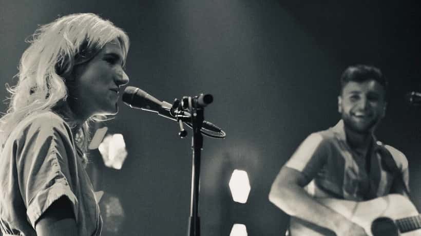 Suzan en Freek op een muziekpodium