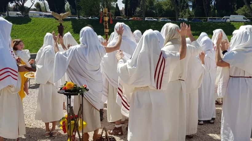 Rievocazione storica del Natale di Roma con figuranti in costumi romani nella città eterna