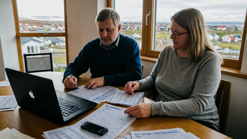 Íslenskt par fer yfir veðlánasamning við borð í Reykjavík