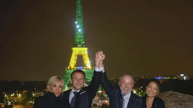 Janja Lula da Silva e presidente Lula com Macron e Brigitte na Torre Eiffel iluminada nas cores do Brasil, junho 2025