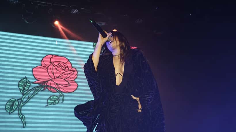 Angelina Mango si esibisce sul palco durante il tour Nina canta nei teatri 2026