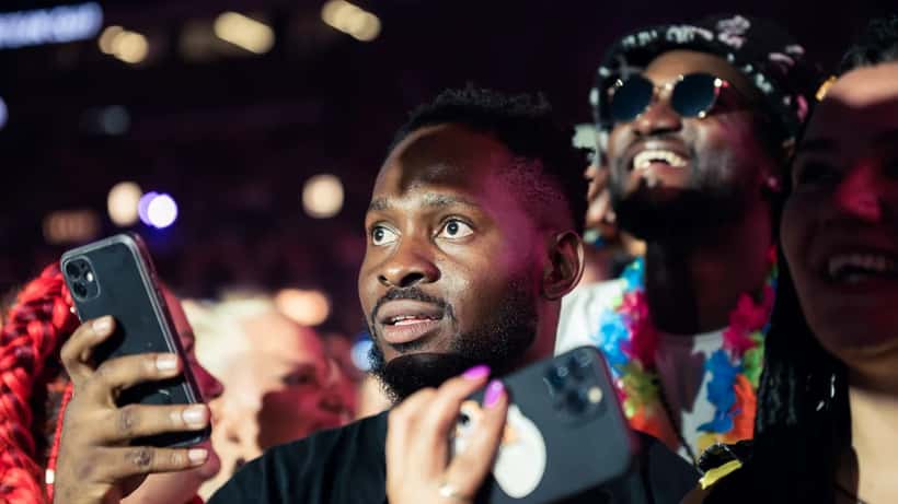 Burna Boy treedt op tijdens een liveconcert op een groot festival