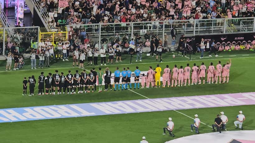 Jugadores del Manchester City en partido oficial de fútbol europeo en 2025