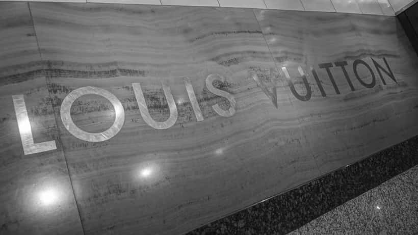 Boutique Louis Vuitton à Madrid, symbole du groupe LVMH dont l'action chute de 28 % en Bourse en 2026