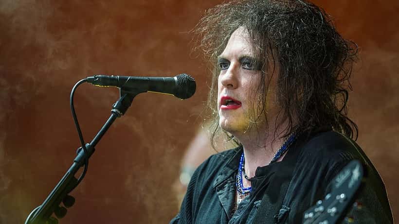 Robert Smith van The Cure op het podium tijdens Roskilde Festival 2012