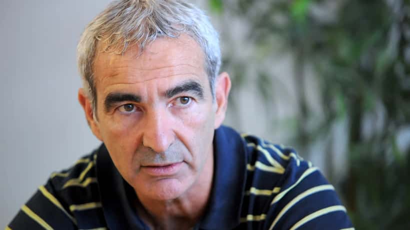 Médecin français consultant un patient sur le stress professionnel dans un cabinet parisien