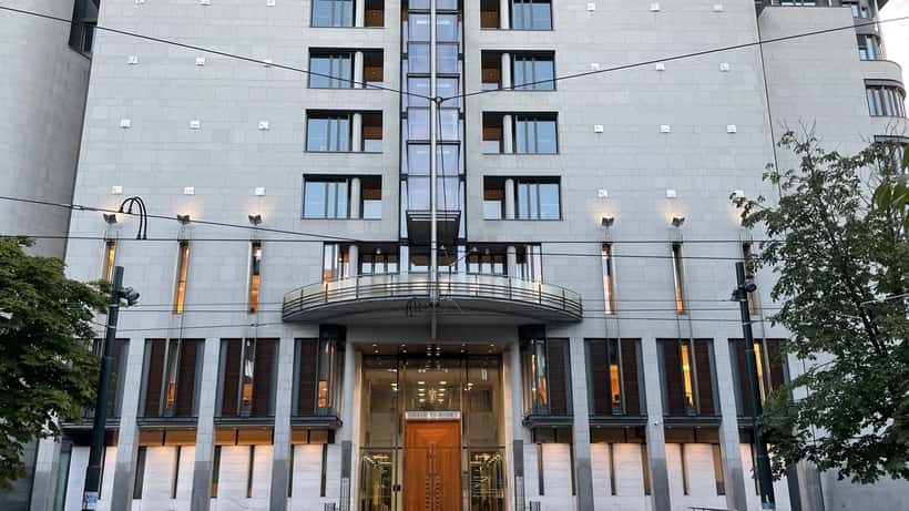 Oslo tinghus sett utenfra – fasaden til domstolen i sentrum av Oslo
