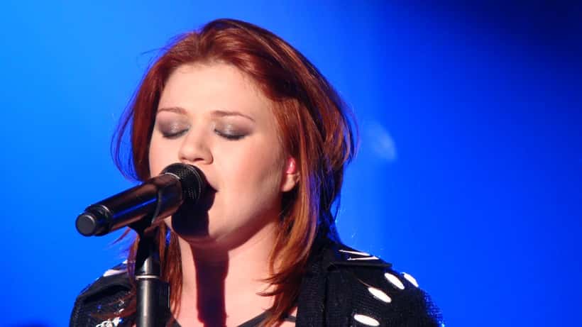 Kelly Clarkson performing live, known for viral Pretty Woman store feud in Brooklyn 2026