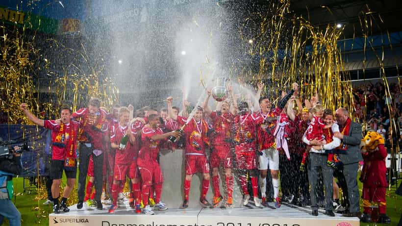 FC Nordsjælland fodboldspillere fejrer Superliga-mesterskab på banen