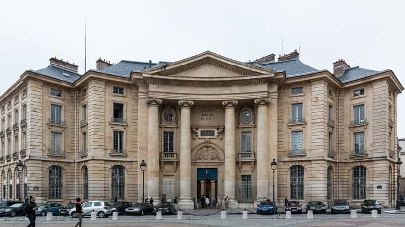 Façade de la Faculté de droit de l'Université Panthéon-Assas à Paris