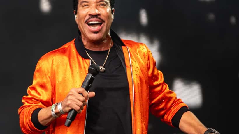 Lionel Richie performing live in 2019, music icon with estimated 200 million dollar net worth