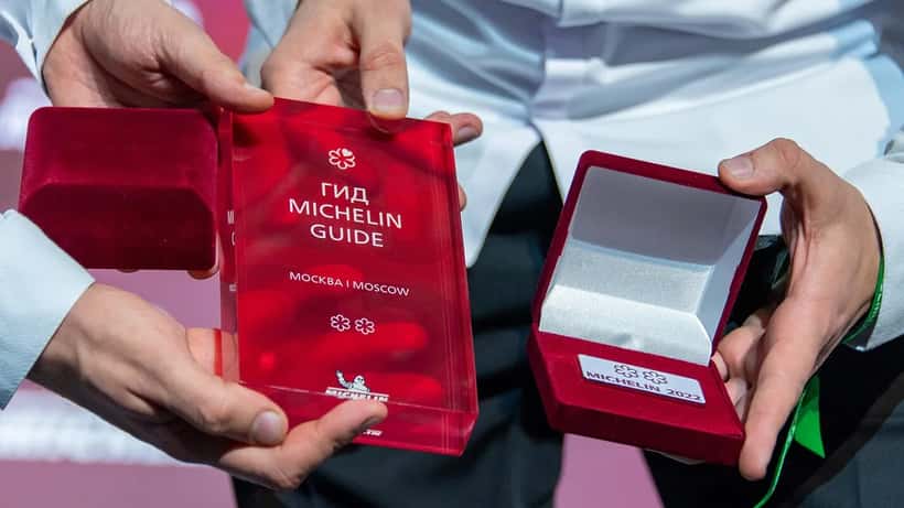 Cerimônia de entrega do Guia Michelin com chefs premiados em gala gastronômica