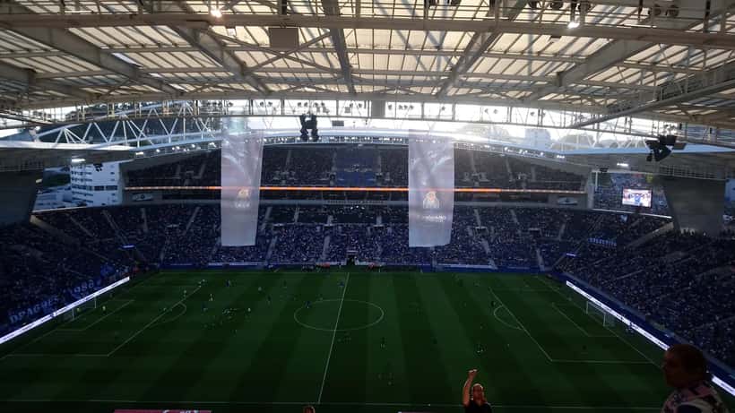 Adeptos do FC Porto em ambiente de estádio — claques, Super Dragões e direitos legais dos adeptos