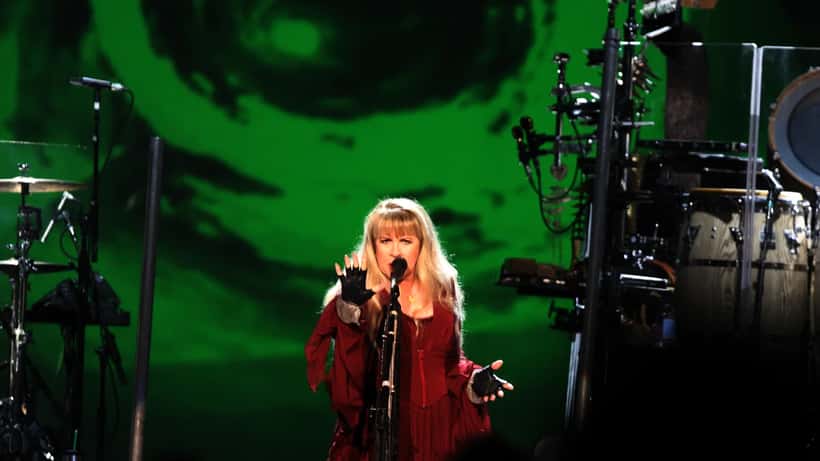 Stevie Nicks opptrer på konsert