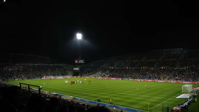 Match de Ligue 1 au Stade Vélodrome de Marseille avec supporters dans les tribunes