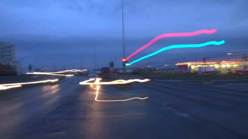 Rautt umferðarljós á götum Reykjavíkur