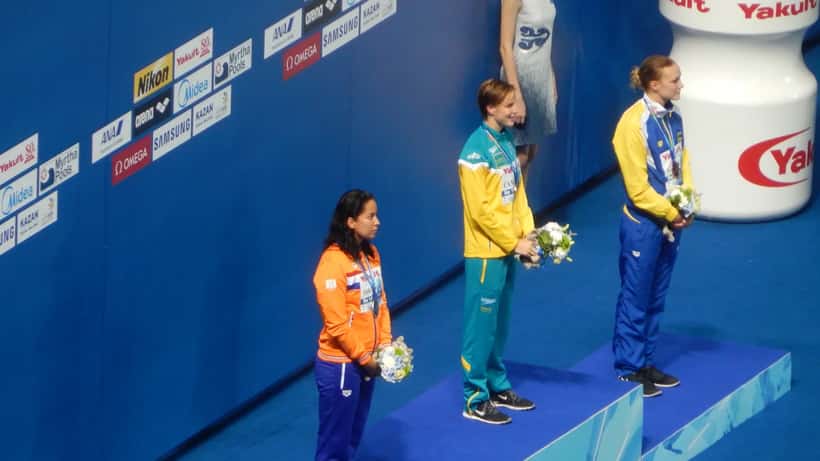 Ranomi Kromowidjojo op het podium bij de 50m vrije slag ceremonie in Kazan 2015
