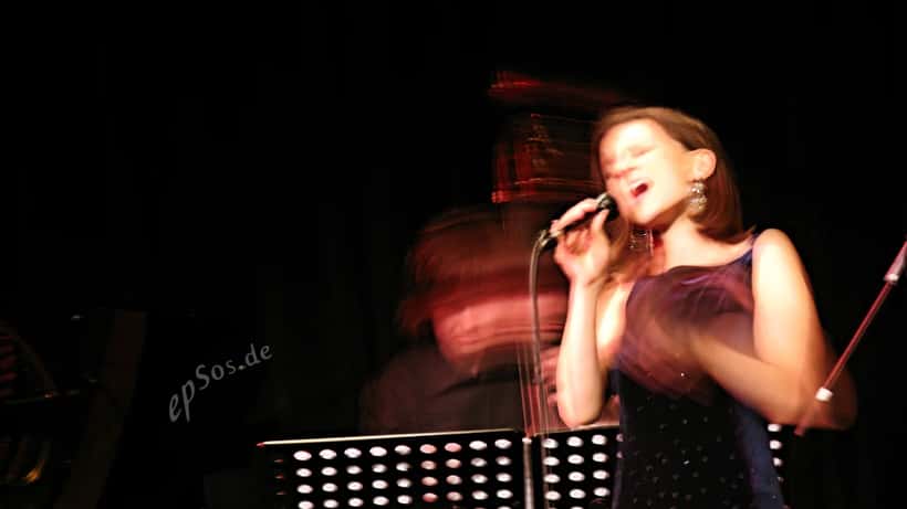 Sängerin bei einem Live-Konzert auf der Bühne eines Jazzclubs mit Mikrofon