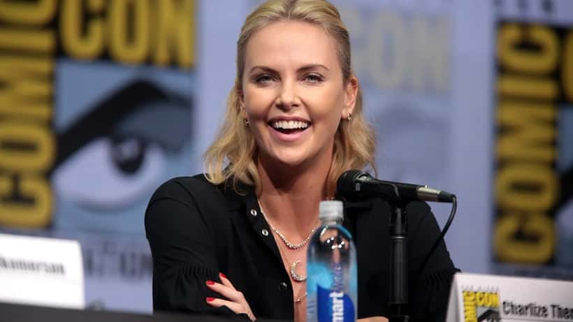 Charlize Theron ved filmfremvisning, taler om kunstig intelligens og AI's fremtid