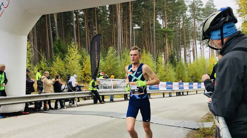 Filip Ingebrigtsen krysser mållinjen på Hytteplanmila 2020