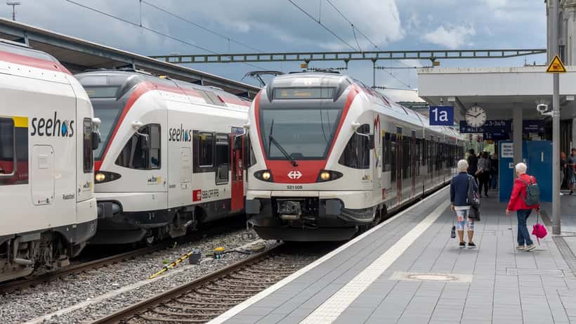 Deutsche Regionalzüge der Seehas-Linie am Bahnhof Konstanz als Symbol für Nahverkehr