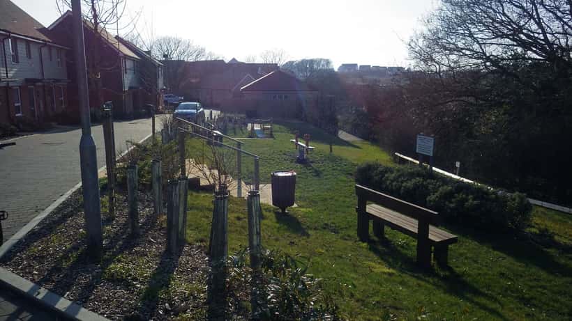 Kinderen spelen op buitenspeeltoestellen in een speelpark in Rotterdam