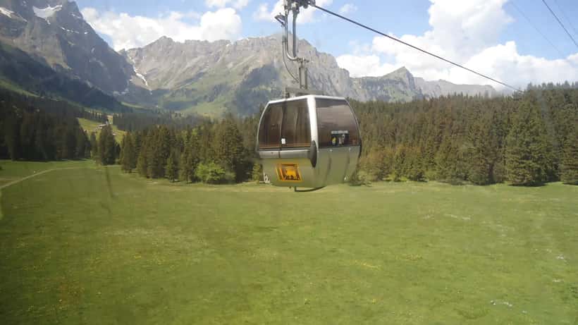 Cabine du téléphérique du Titlis sur fond de montagne enneigée en Suisse