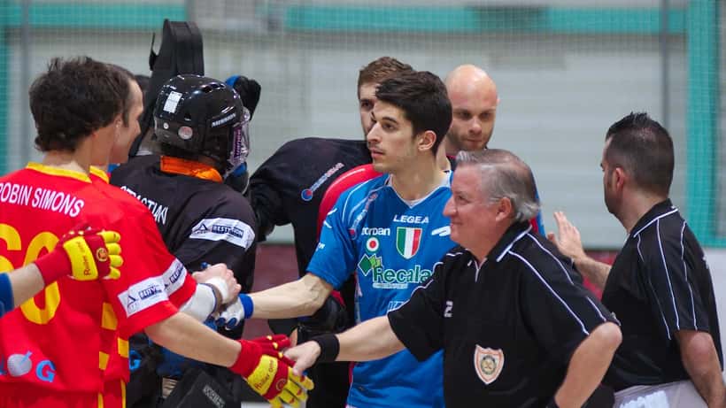 Jogadores de hóquei em patins em ação durante uma partida da Liga Europeia