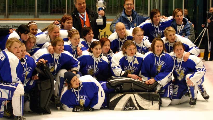 Suomalainen jääkiekkojoukkue pelaamassa jäähallissa
