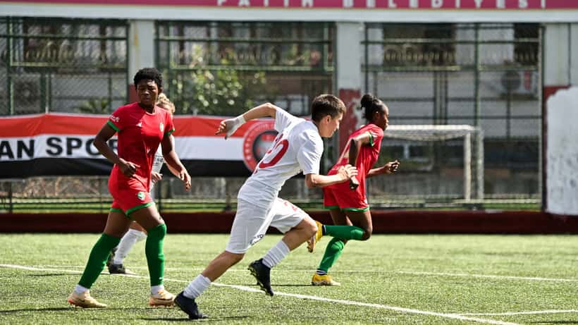 Amedspor voetbalwedstrijd in Diyarbakır, spelers in actie op het veld