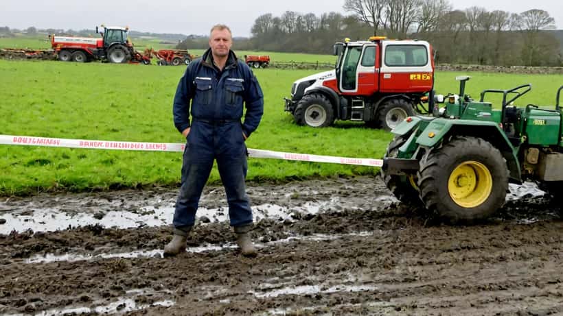 Dansk landmand ved landbrugsmaskine med politiafspærring i baggrunden