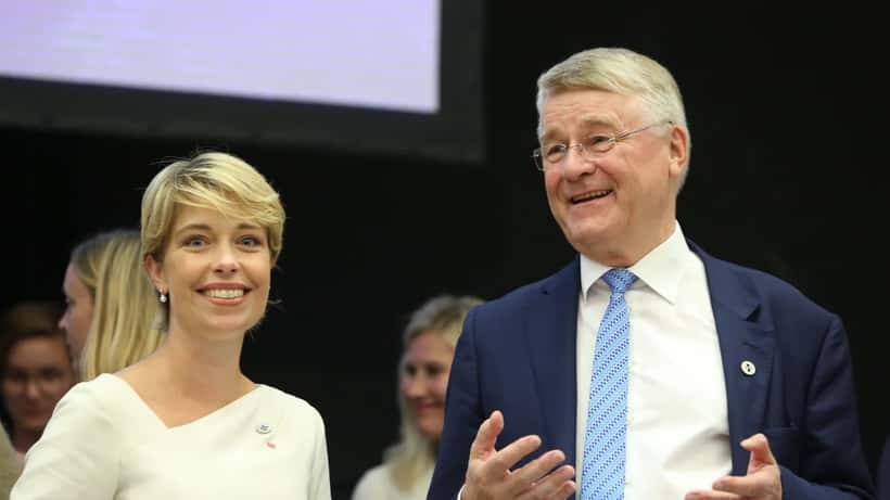 Annika Strandhäll vid ett ministermöte, föreslår kortare arbetstid inför valet 2026