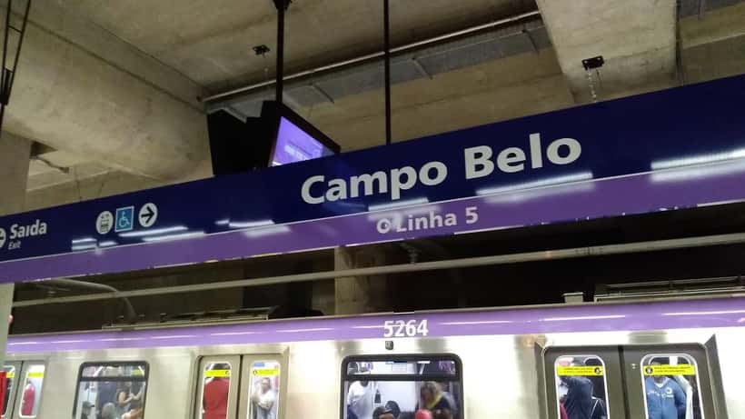 Plataforma da estação Campo Belo com trem do Metrô de São Paulo