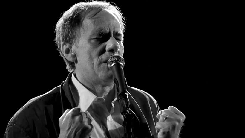 Roberto Vecchioni sul palco del Teatro Romano di Verona durante un concerto