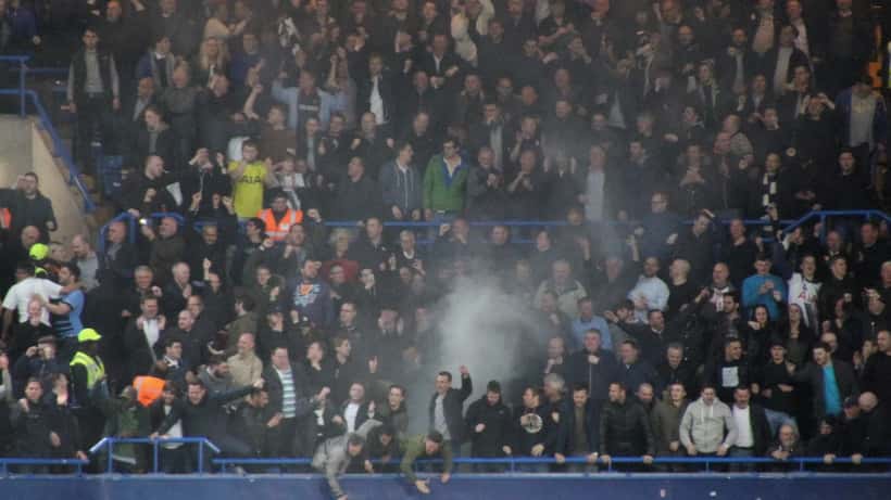 Supporteurs de Chelsea et Tottenham dans les tribunes de Stamford Bridge, derby de Premier League
